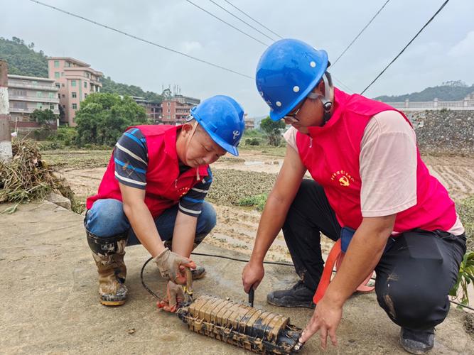 维修光缆接头盒.福建电信供图